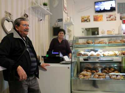 Uno dei locali pi� famosi di Bari � quello gestito da Pasquale, meglio noto come "U' baff�n" per via dei lunghi baffi che spiccano sul suo volto